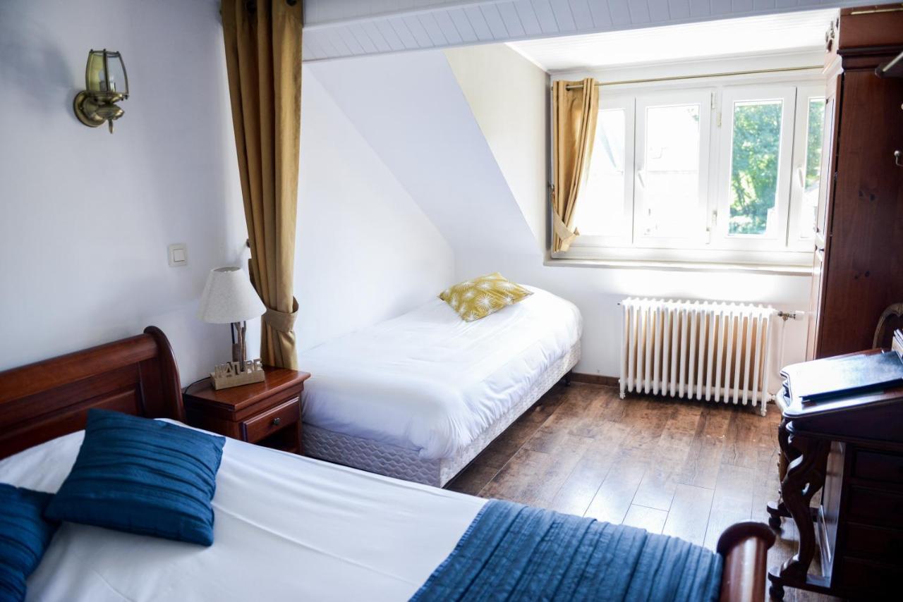 Отель Logis Le Saint Hubert Haybes Экстерьер фото